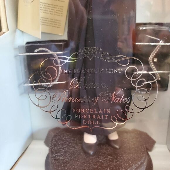 Diana Princess of Wales Porcelain Portrait Doll - Picture 8 of 11